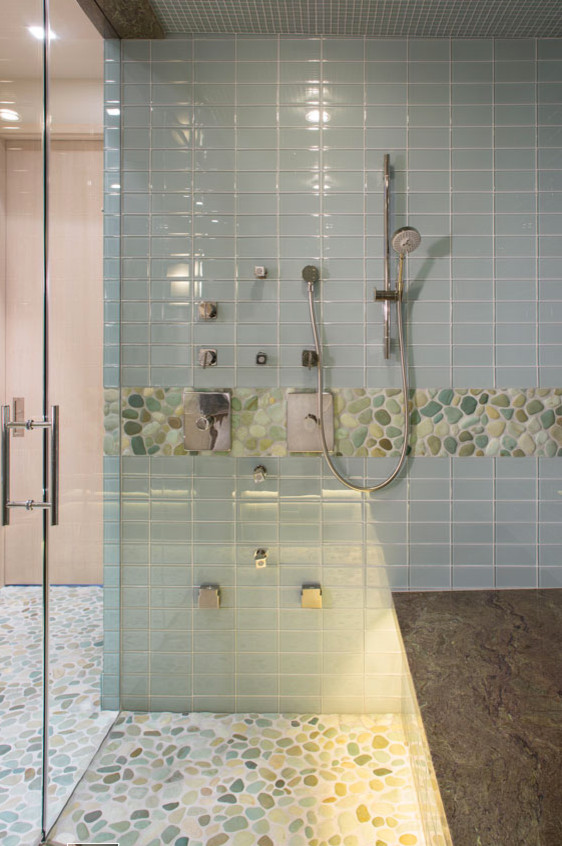 Ispirazione per una grande stanza da bagno stile marino con doccia a filo pavimento, piastrelle grigie, piastrelle di ciottoli, pareti grigie e pavimento con piastrelle di ciottoli