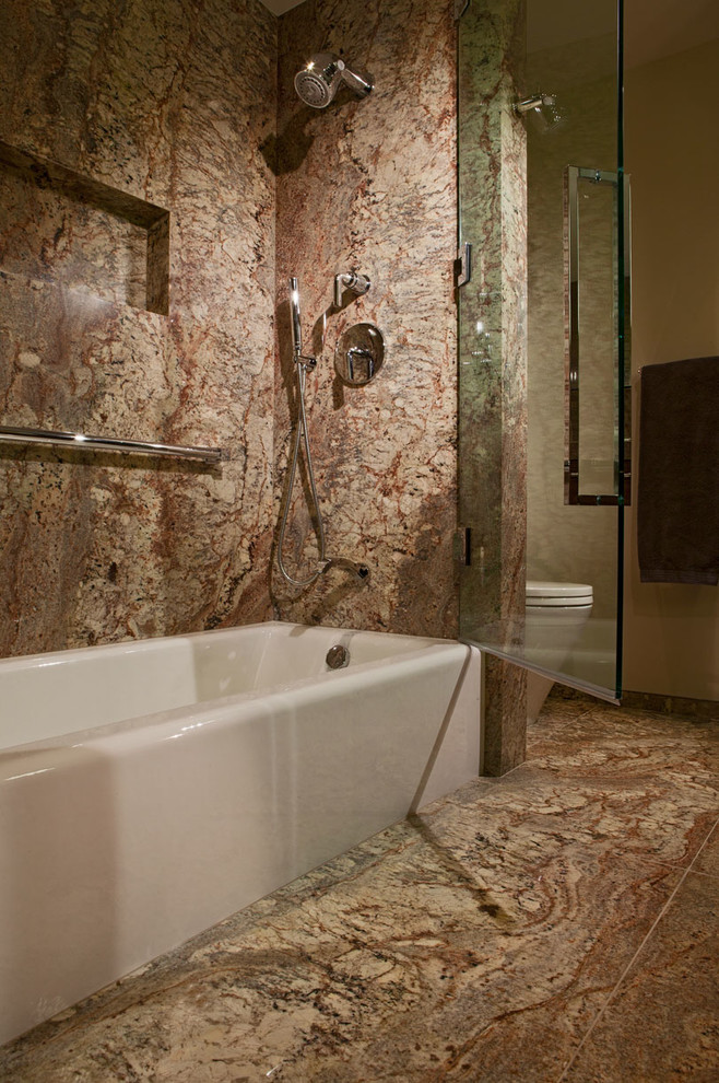 Mittelgroße Moderne Fliesenlose Dusche mit Badewanne in Nische, Toilette mit Aufsatzspülkasten, beigen Fliesen, weißer Wandfarbe, Marmorboden, Duschbadewanne, Falttür-Duschabtrennung, Steinwänden und Marmorfliesen in Denver