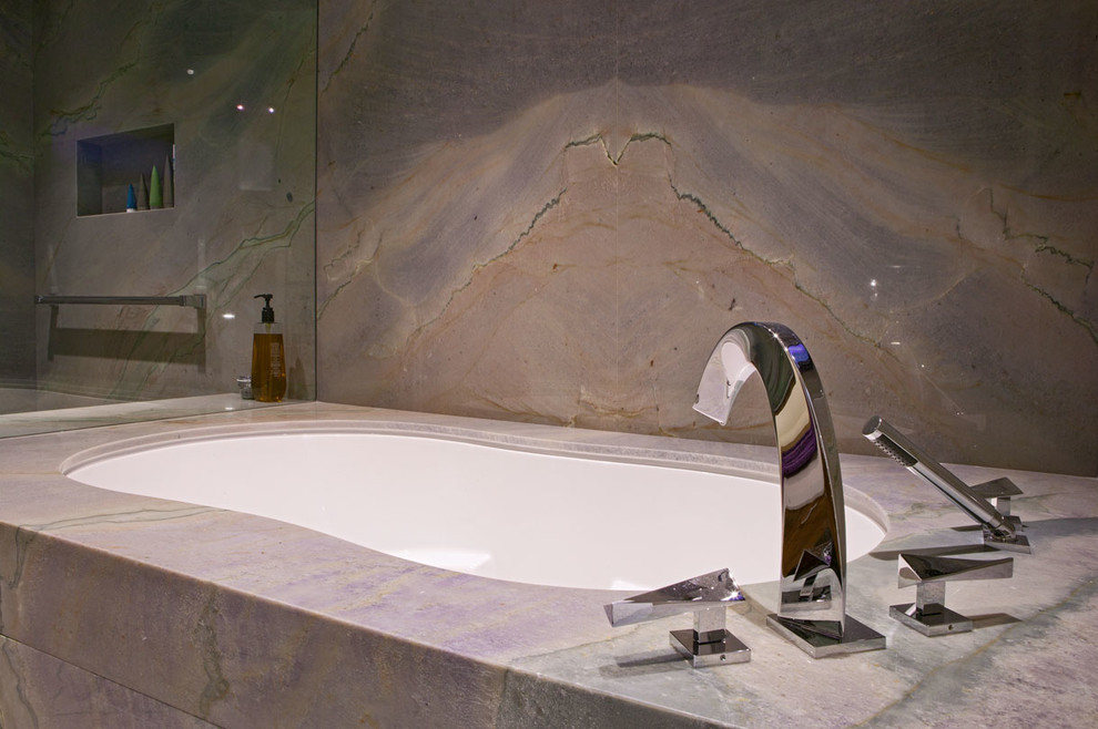Imagen de cuarto de baño principal contemporáneo de tamaño medio con encimera de granito, bañera encastrada sin remate, ducha esquinera, baldosas y/o azulejos multicolor, losas de piedra, paredes multicolor y suelo de mármol