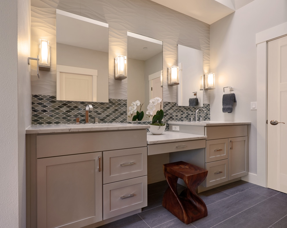 Идея дизайна: главная ванная комната в стиле неоклассика (современная классика) с фасадами в стиле шейкер, серыми фасадами, белыми стенами, врезной раковиной и мраморной столешницей