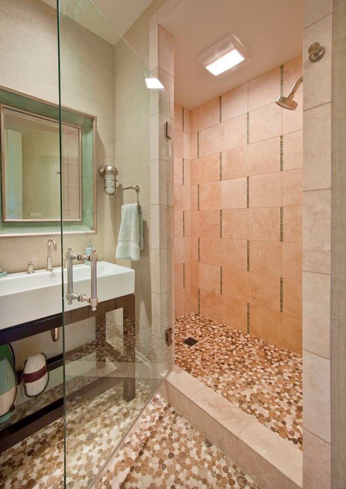 Bild på ett mellanstort amerikanskt badrum, med en dubbeldusch, beige kakel, beige väggar och klinkergolv i småsten