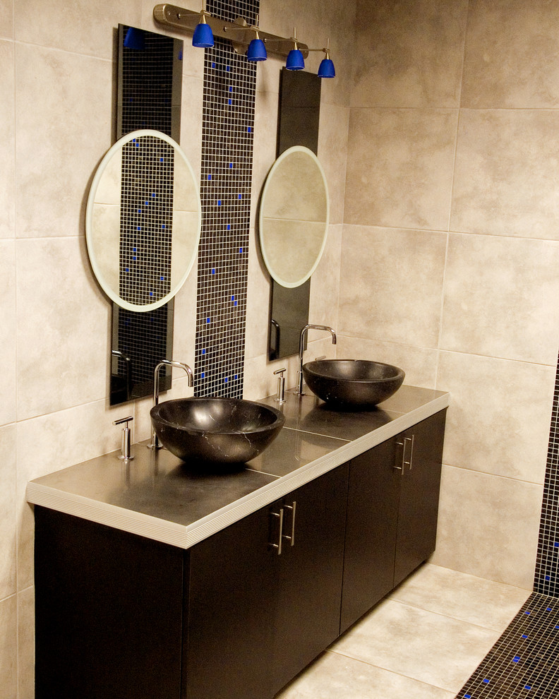 Großes Modernes Badezimmer En Suite mit flächenbündigen Schrankfronten, schwarzen Schränken, beigen Fliesen, Steinfliesen, beiger Wandfarbe, Keramikboden, Aufsatzwaschbecken und Laminat-Waschtisch in Detroit