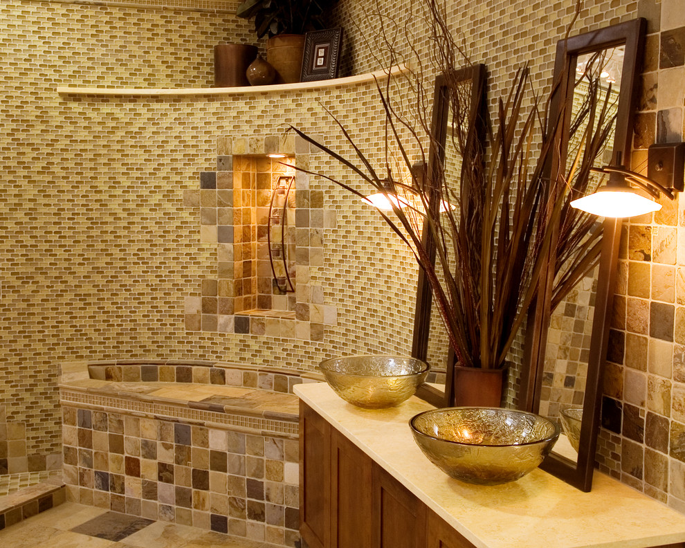 Idées déco pour une grande salle de bain principale contemporaine en bois brun avec un placard à porte shaker, un carrelage beige, un carrelage marron, un carrelage de pierre, un mur beige, un sol en carrelage de céramique, une vasque et un plan de toilette en stratifié.