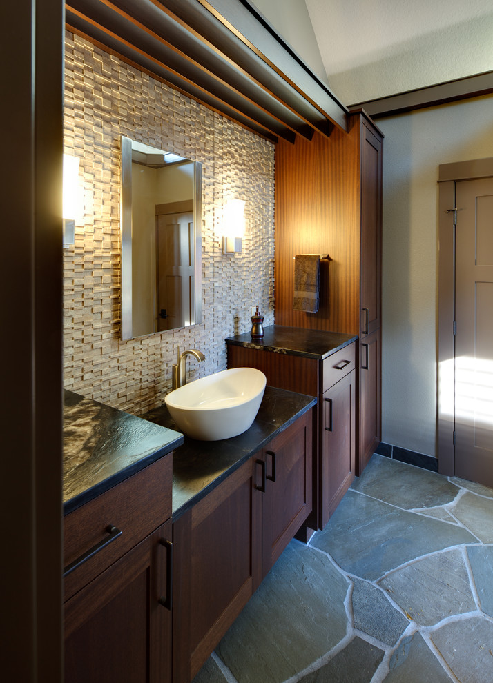 Esempio di una grande stanza da bagno chic con lavabo a bacinella, ante in stile shaker, ante in legno bruno, piastrelle beige e piastrelle in pietra