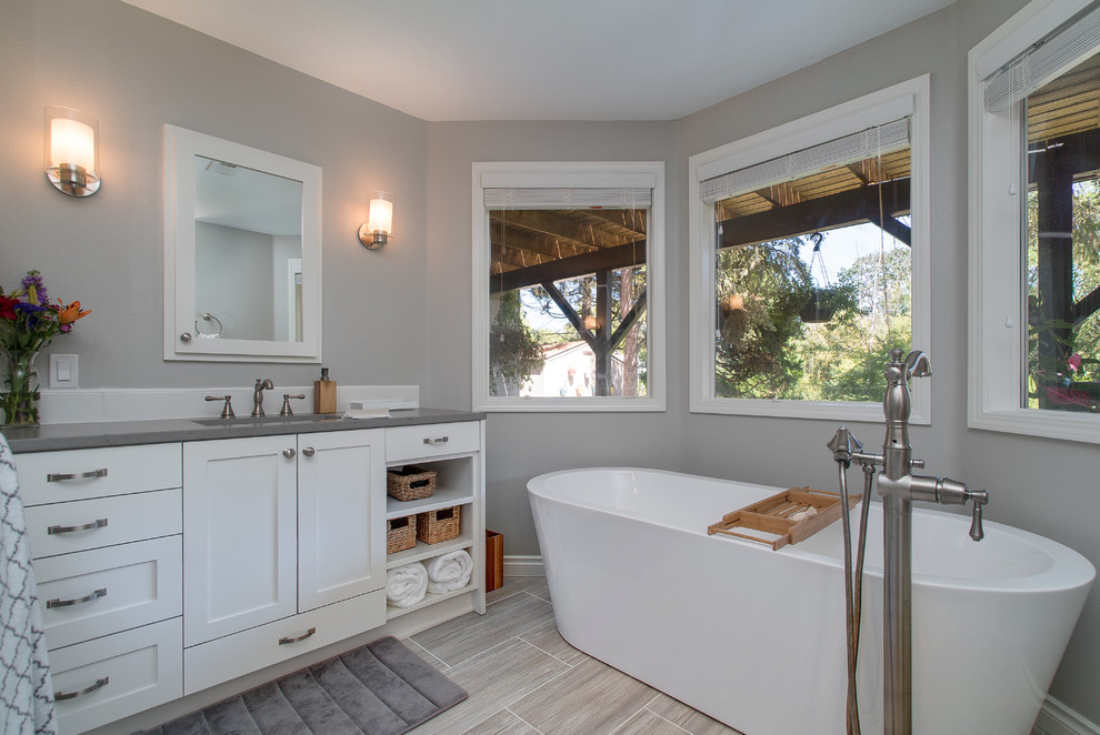 Inredning av ett modernt mellanstort en-suite badrum, med skåp i shakerstil, vita skåp, ett fristående badkar, en öppen dusch, grå kakel, keramikplattor, grå väggar, klinkergolv i porslin, ett undermonterad handfat och bänkskiva i kvarts