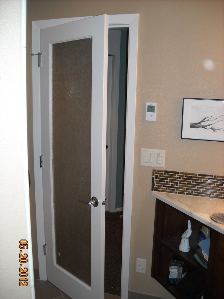 Exempel på ett litet retro en-suite badrum, med släta luckor, skåp i mörkt trä, en dusch i en alkov, en toalettstol med separat cisternkåpa, brun kakel, glasskiva, klinkergolv i porslin, ett undermonterad handfat och bänkskiva i kvarts