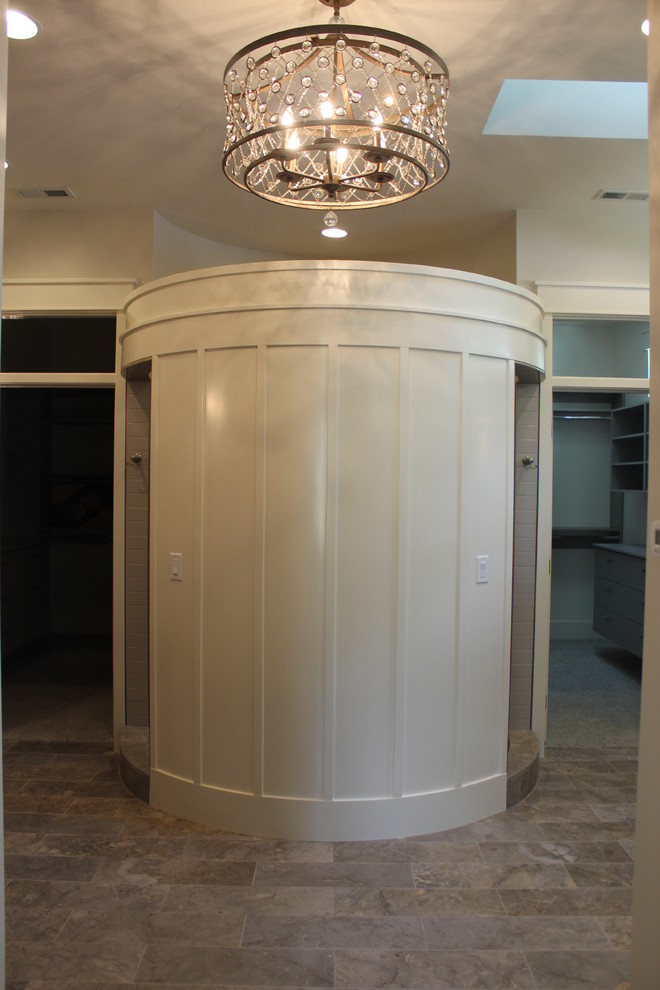 Inredning av ett klassiskt stort en-suite badrum, med skåp i shakerstil, grå skåp, en öppen dusch, en bidé, grå kakel, tunnelbanekakel, grå väggar, marmorgolv och ett undermonterad handfat
