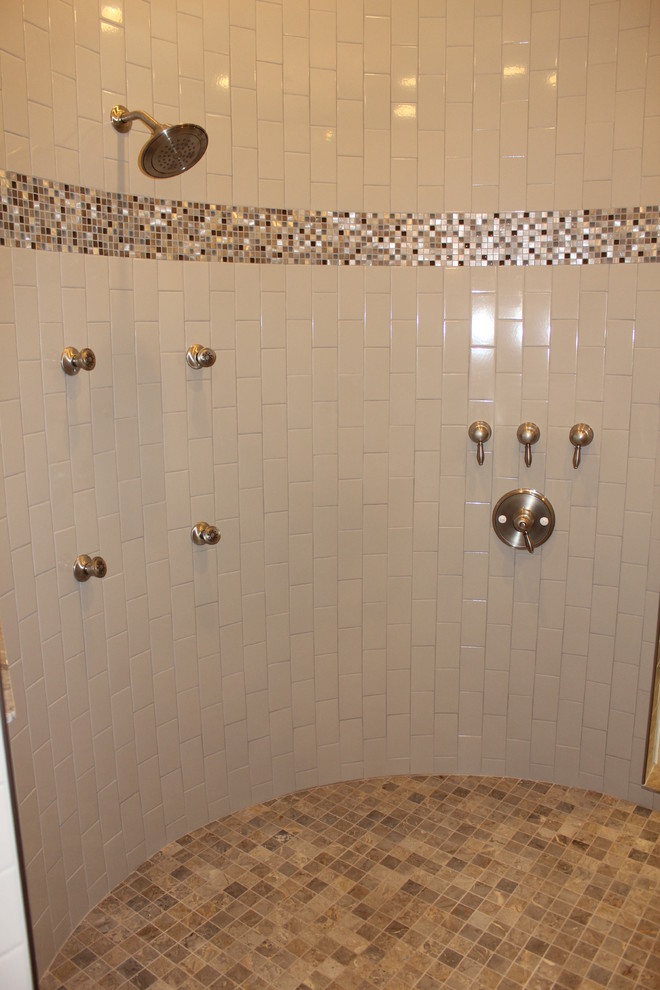 Idée de décoration pour une grande salle de bain principale tradition avec un placard à porte shaker, des portes de placard grises, une douche ouverte, un bidet, un carrelage gris, un carrelage métro, un mur gris et un lavabo encastré.