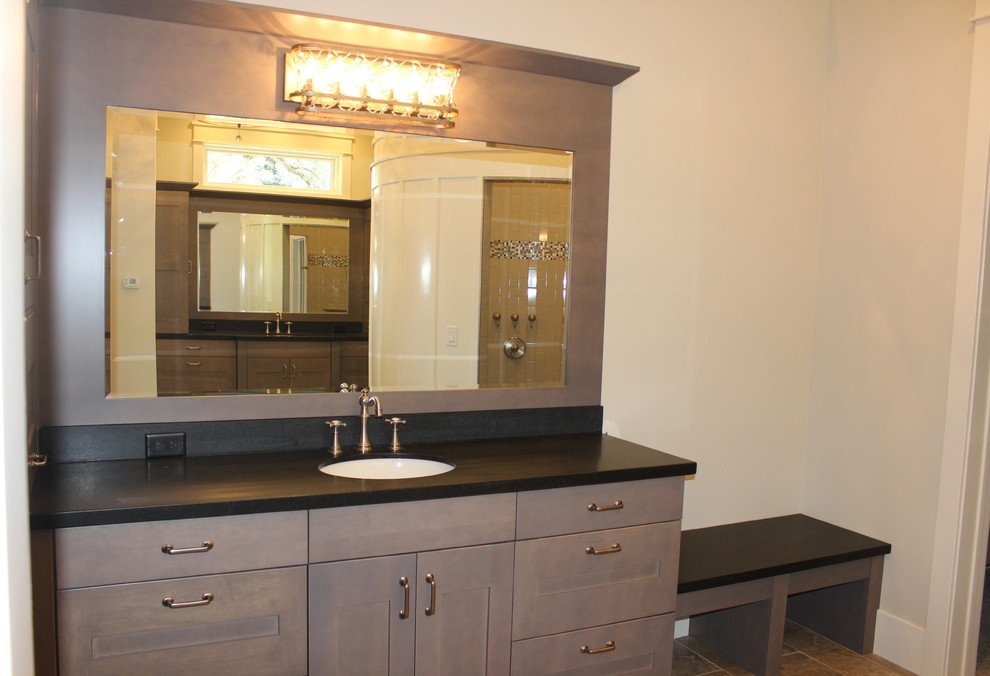 Klassisk inredning av ett stort en-suite badrum, med skåp i shakerstil, grå skåp, en öppen dusch, en bidé, grå kakel, tunnelbanekakel, grå väggar och ett undermonterad handfat