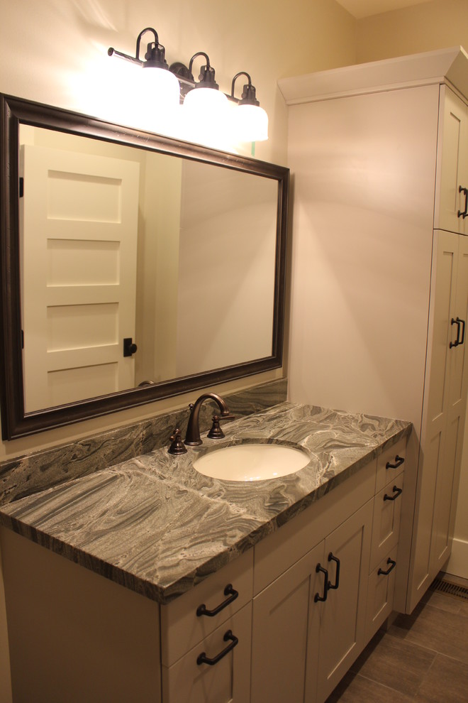 Cette photo montre une grande salle de bain principale chic avec un placard à porte shaker, des portes de placard grises, une douche ouverte, un carrelage gris, un mur gris, un lavabo encastré, WC séparés et des carreaux de porcelaine.