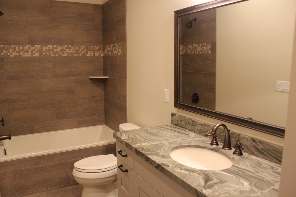 Стильный дизайн: большая главная ванная комната в стиле неоклассика (современная классика) с фасадами в стиле шейкер, серыми фасадами, открытым душем, серой плиткой, серыми стенами, врезной раковиной, раздельным унитазом и керамогранитной плиткой - последний тренд