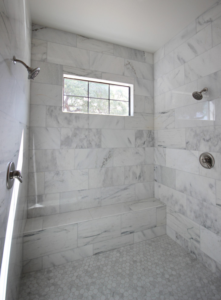 Свежая идея для дизайна: огромная главная ванная комната в стиле кантри с фасадами в стиле шейкер, белыми фасадами, накладной ванной, двойным душем, душем с распашными дверями и белой столешницей - отличное фото интерьера