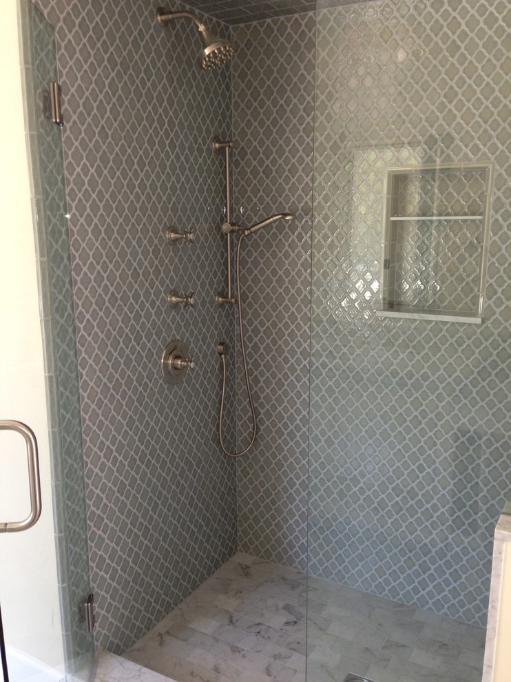 Immagine di una stanza da bagno chic con piastrelle a mosaico, piastrelle blu, top in marmo e doccia aperta