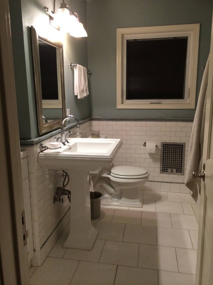 Foto di una piccola stanza da bagno con doccia american style con lavabo a colonna, ante in stile shaker, ante bianche, WC a due pezzi, piastrelle bianche, pareti blu e pavimento in marmo