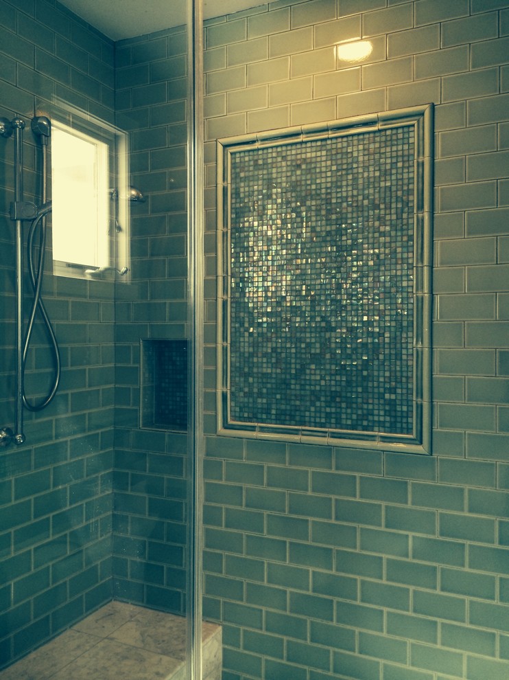 Immagine di una piccola stanza da bagno con doccia classica con top in marmo, doccia aperta, piastrelle multicolore, piastrelle di vetro, pareti grigie e pavimento in marmo