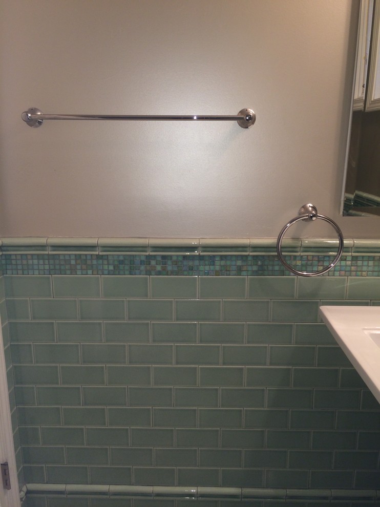 Ispirazione per una piccola stanza da bagno con doccia stile americano con lavabo a colonna, WC a due pezzi, piastrelle verdi, piastrelle di vetro, pareti beige e pavimento in marmo