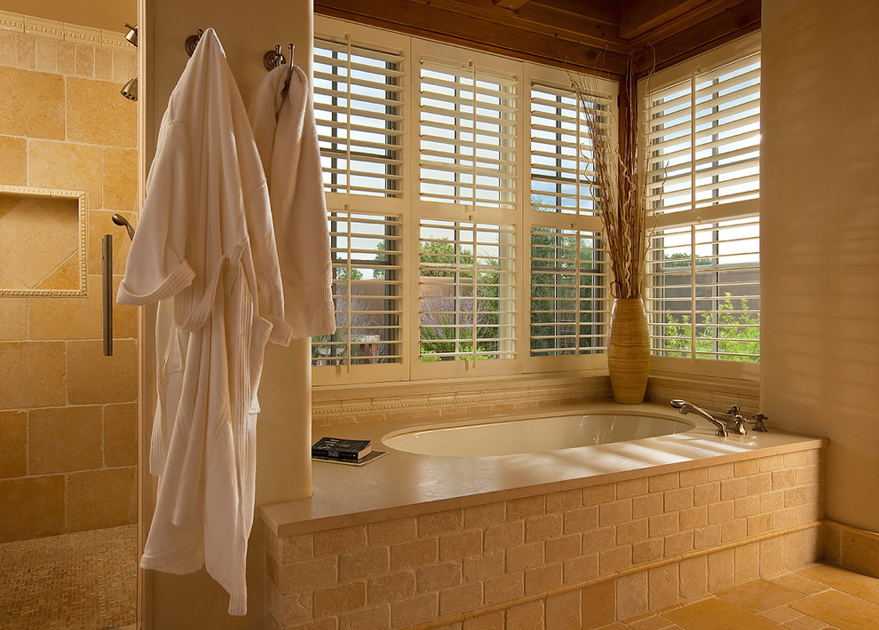 Inredning av ett amerikanskt stort en-suite badrum, med ett badkar i en alkov, en hörndusch, beige kakel, stenhäll, vita väggar, klinkergolv i keramik, beiget golv och dusch med gångjärnsdörr