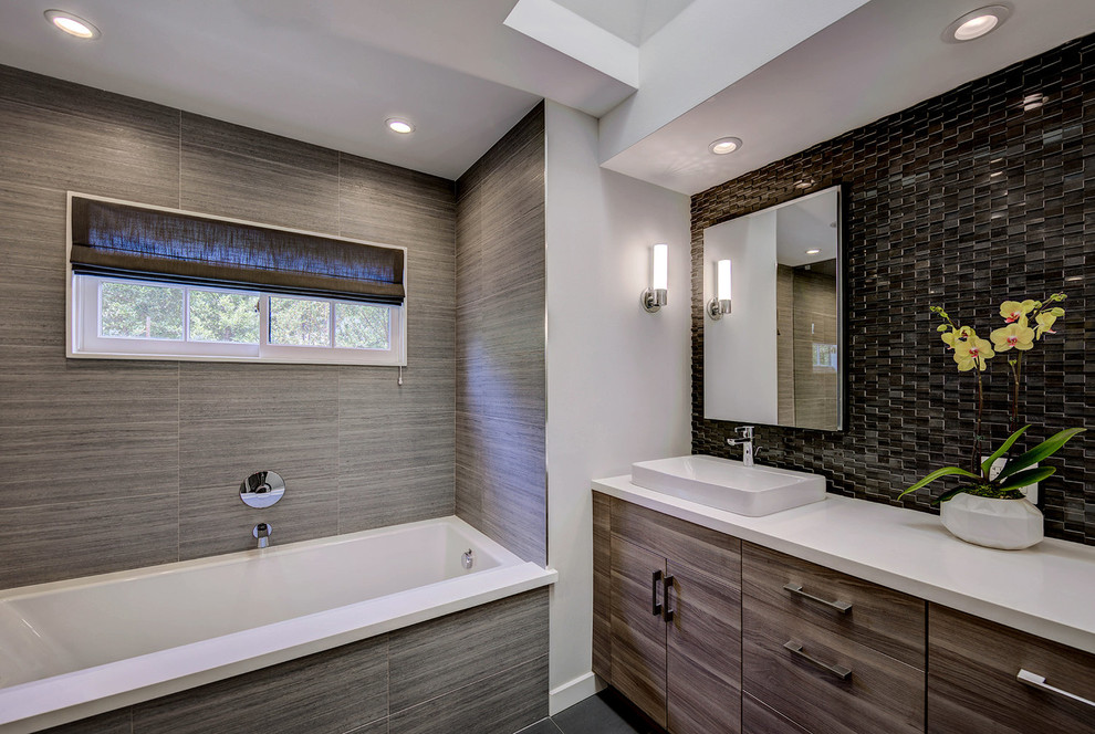 Exempel på ett mellanstort 60 tals badrum, med brunt golv, ett badkar i en alkov och en dusch/badkar-kombination