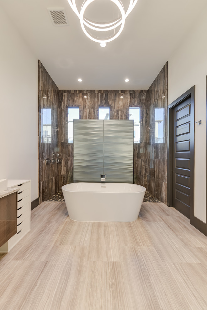 Exempel på ett mellanstort modernt flerfärgad flerfärgat en-suite badrum, med luckor med glaspanel, skåp i mellenmörkt trä, ett fristående badkar, en öppen dusch, en toalettstol med hel cisternkåpa, brun kakel, marmorkakel, vita väggar, klinkergolv i porslin, ett fristående handfat, marmorbänkskiva, brunt golv och med dusch som är öppen