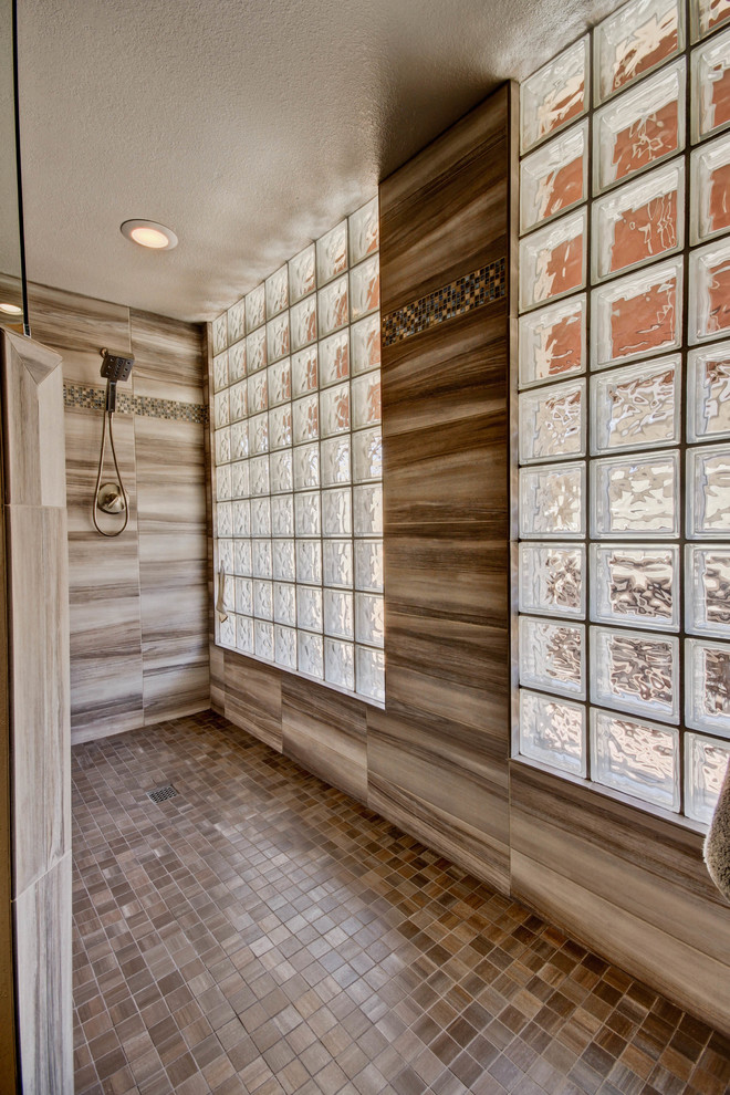 Idéer för att renovera ett stort funkis en-suite badrum, med släta luckor, skåp i mörkt trä, en hörndusch, beige kakel, porslinskakel, beige väggar, klinkergolv i keramik, ett undermonterad handfat, bänkskiva i kvartsit, beiget golv och med dusch som är öppen