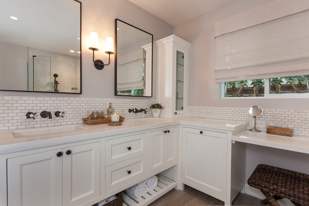 Mittelgroßes Klassisches Badezimmer En Suite mit bodengleicher Dusche und Porzellan-Bodenfliesen in Los Angeles