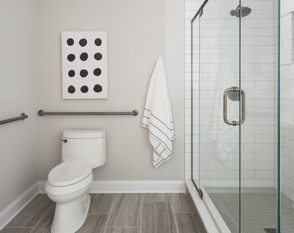Bild på ett maritimt en-suite badrum, med en hörndusch, en toalettstol med hel cisternkåpa, vit kakel, tunnelbanekakel, grå väggar, klinkergolv i porslin, grått golv och dusch med gångjärnsdörr