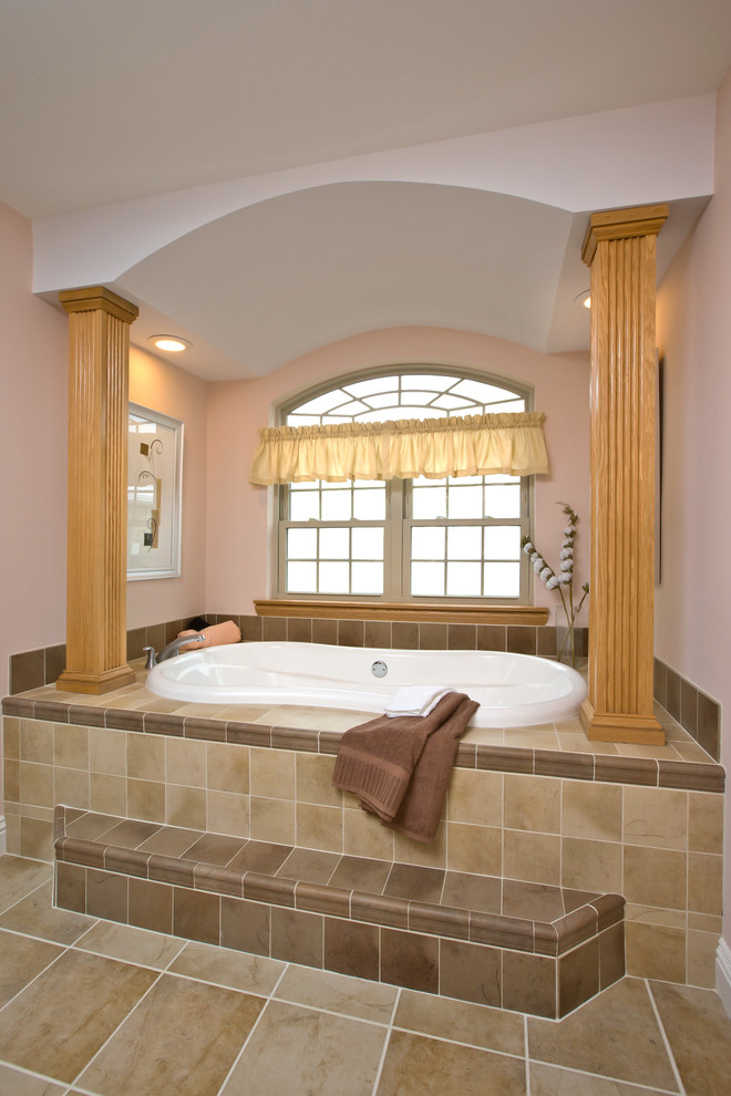 Inredning av ett klassiskt mellanstort en-suite badrum, med ett badkar i en alkov, beige kakel, keramikplattor, beige väggar, klinkergolv i keramik, ett konsol handfat, släta luckor, skåp i ljust trä och laminatbänkskiva