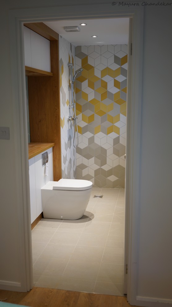 Идея дизайна: ванная комната в современном стиле с белыми фасадами, открытым душем, желтой плиткой, керамической плиткой, желтыми стенами, бетонным полом, столешницей из дерева, серым полом и душем с распашными дверями