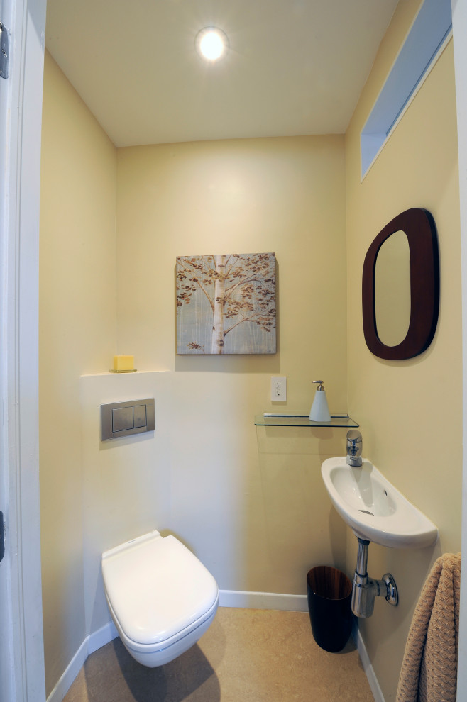 Exempel på ett litet modernt toalett, med en vägghängd toalettstol, linoleumgolv och beiget golv