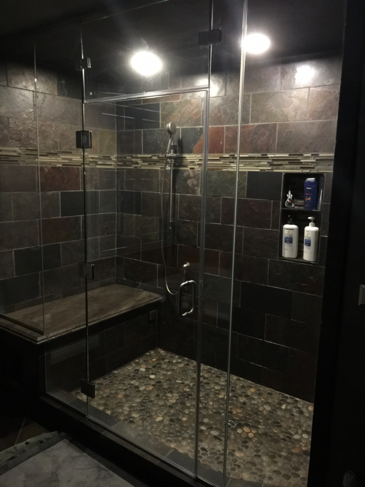 На фото: главная ванная комната среднего размера в современном стиле с душем в нише, серой плиткой и каменной плиткой с