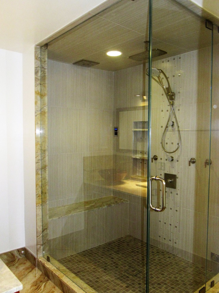 Пример оригинального дизайна: главная ванная комната среднего размера в стиле модернизм с плоскими фасадами, темными деревянными фасадами, душем в нише, раздельным унитазом, бежевой плиткой, коричневой плиткой, керамогранитной плиткой, белыми стенами, мраморным полом, настольной раковиной и мраморной столешницей