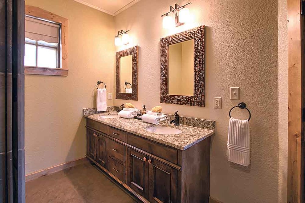 Cette image montre une salle de bain chalet.