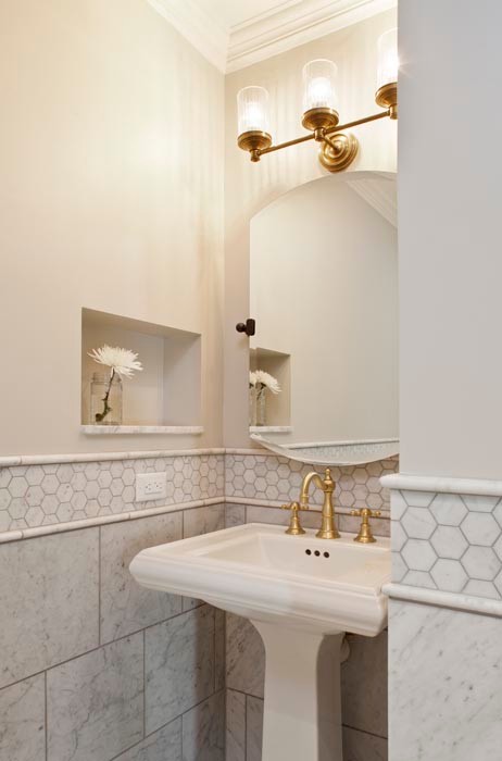 Источник вдохновения для домашнего уюта: ванная комната в викторианском стиле с душем в нише и душем с распашными дверями