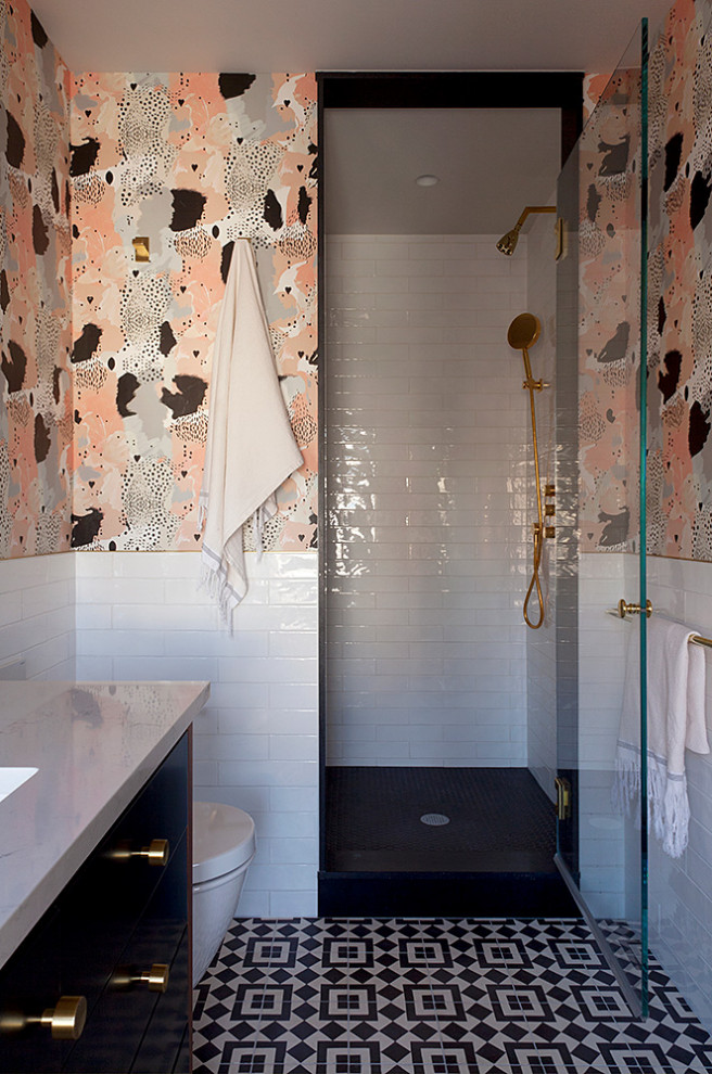 Exemple d'une petite douche en alcôve tendance avec un placard en trompe-l'oeil, un carrelage blanc, un mur rose, une cabine de douche à porte battante et meuble simple vasque.