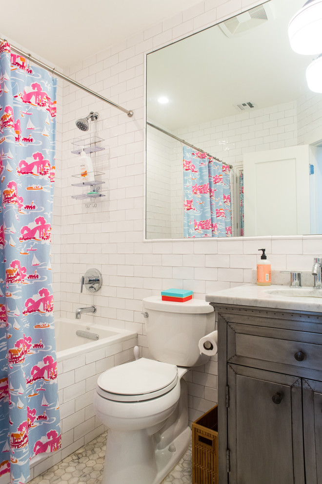 На фото: ванная комната в классическом стиле с серыми фасадами, ванной в нише, душем над ванной, раздельным унитазом, белой плиткой, плиткой кабанчик и шторкой для ванной