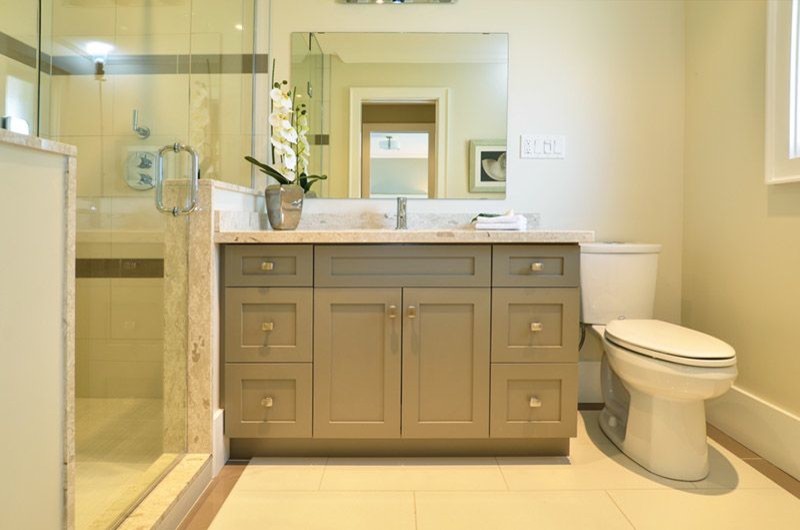 Свежая идея для дизайна: ванная комната среднего размера в стиле неоклассика (современная классика) с фасадами в стиле шейкер, серыми фасадами, душем в нише, разноцветной плиткой, керамогранитной плиткой, белыми стенами, полом из керамогранита, душевой кабиной, врезной раковиной и столешницей из искусственного кварца - отличное фото интерьера