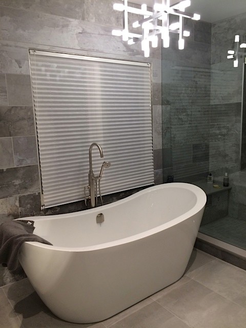 Modernes Badezimmer mit Aufsatzwaschbecken, freistehender Badewanne, Doppeldusche, Toilette mit Aufsatzspülkasten, verzierten Schränken, dunklen Holzschränken, Quarzwerkstein-Waschtisch, grauen Fliesen und Zementfliesen in Toronto