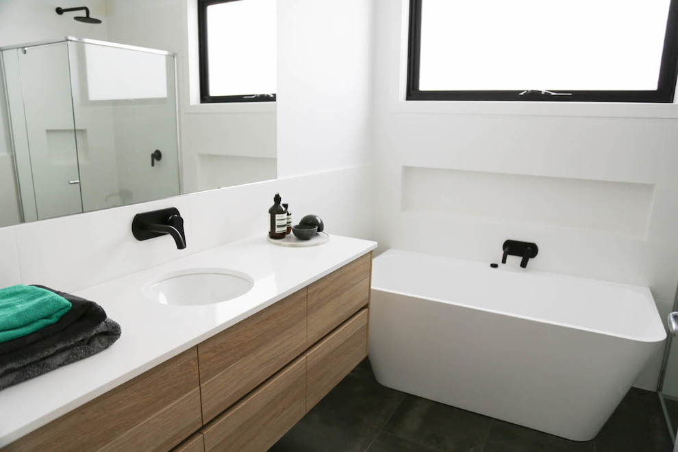 Idée de décoration pour une salle de bain design en bois brun de taille moyenne avec un placard en trompe-l'oeil, une baignoire indépendante, une douche d'angle, un carrelage blanc, des carreaux de porcelaine, un mur blanc, un sol en carrelage de porcelaine, un lavabo encastré et un plan de toilette en granite.