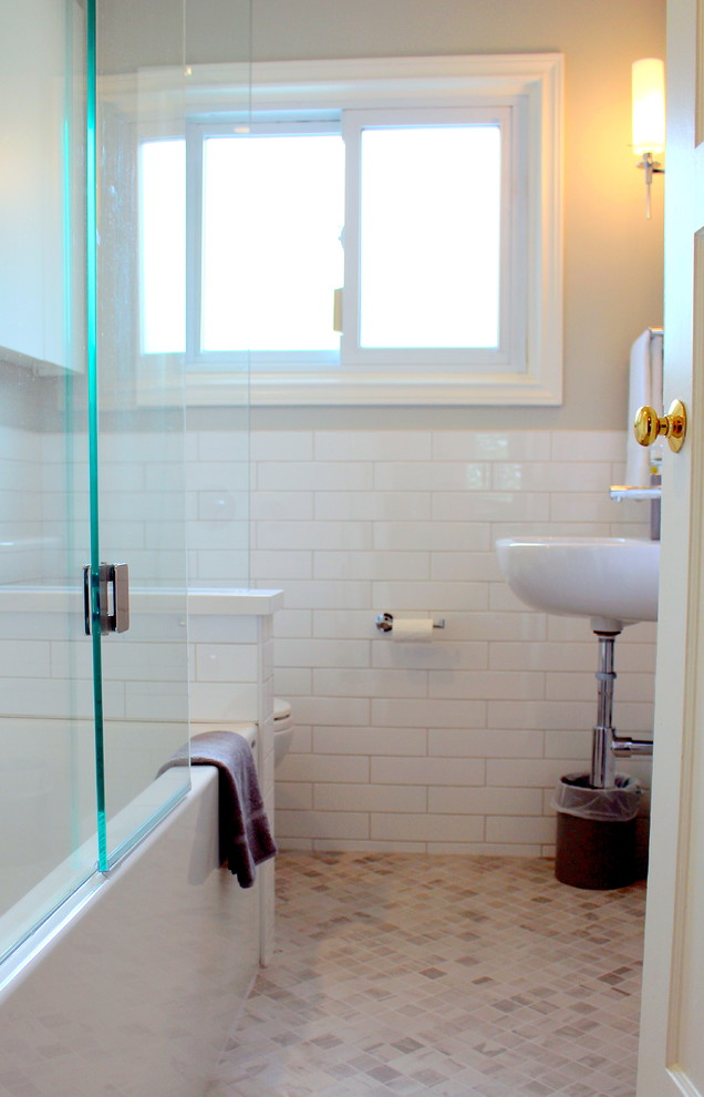 Kleines Modernes Badezimmer mit Badewanne in Nische, Toilette mit Aufsatzspülkasten, weißen Fliesen, Porzellanfliesen, grauer Wandfarbe, Porzellan-Bodenfliesen, Wandwaschbecken, beigem Boden und Falttür-Duschabtrennung in Toronto
