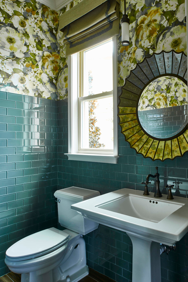 オーランドにある中くらいなトランジショナルスタイルのおしゃれなバスルーム (浴槽なし) (分離型トイレ、青いタイル、ガラスタイル、マルチカラーの壁、無垢フローリング、ペデスタルシンク) の写真