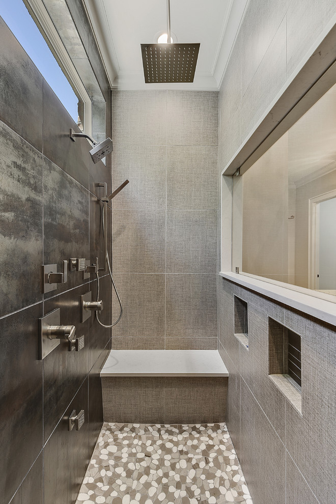 Idee per una stanza da bagno moderna con doccia a filo pavimento, piastrelle grigie, piastrelle in metallo, pavimento con piastrelle di ciottoli e pavimento multicolore