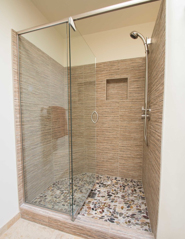 Cette image montre une salle de bain sud-ouest américain.