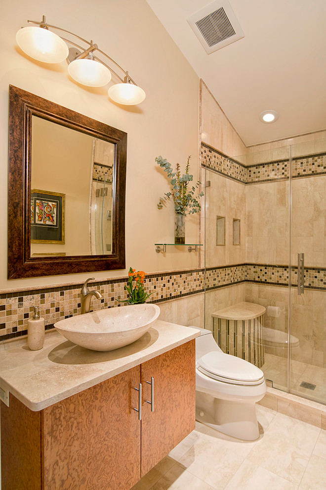 Idée de décoration pour une salle de bain principale tradition en bois brun de taille moyenne avec une vasque, un placard à porte plane, une douche d'angle, WC à poser, un carrelage beige, des carreaux de céramique, un mur beige et un sol en carrelage de céramique.