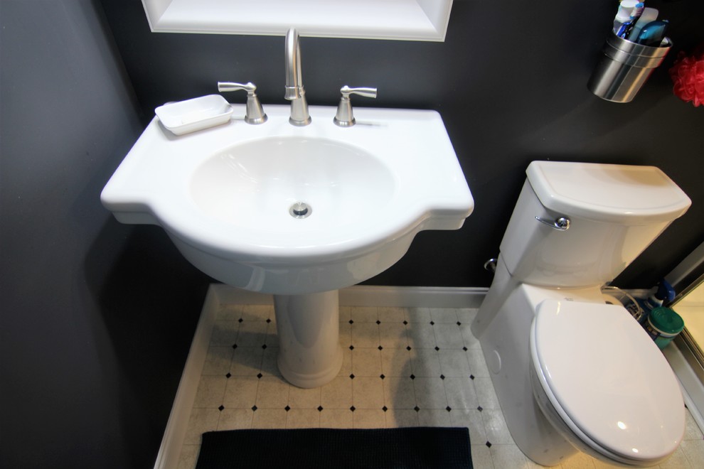 Bild på ett litet eklektiskt en-suite badrum, med vita skåp, en toalettstol med hel cisternkåpa, svart och vit kakel, keramikplattor, grå väggar, klinkergolv i keramik och ett piedestal handfat