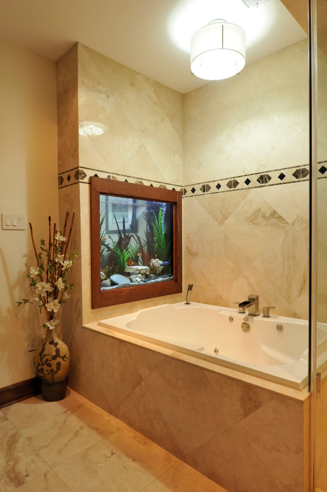 ヒューストンにあるトランジショナルスタイルのおしゃれなマスターバスルーム (ドロップイン型浴槽、アルコーブ型シャワー、ベージュの壁、磁器タイルの床、ベージュの床、開き戸のシャワー、茶色いタイル、石タイル) の写真