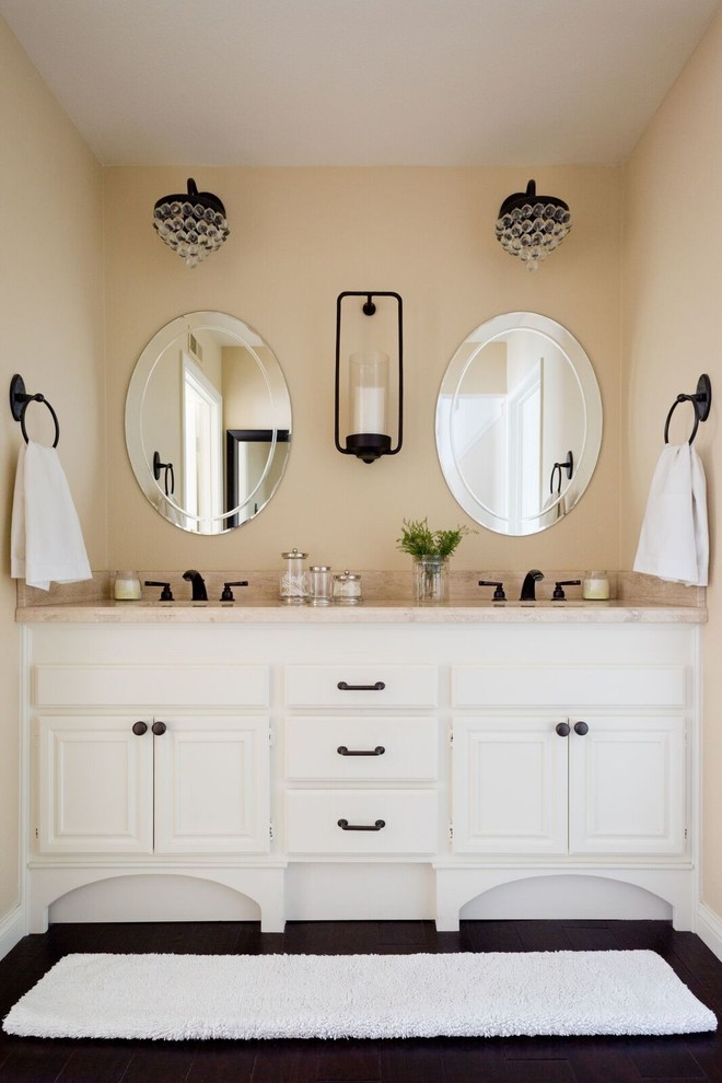 Стильный дизайн: главная ванная комната среднего размера в классическом стиле с фасадами с утопленной филенкой, белыми фасадами, бежевыми стенами, темным паркетным полом, столешницей из гранита, врезной раковиной и зеркалом с подсветкой - последний тренд