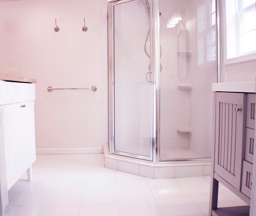 Foto di una stanza da bagno padronale chic di medie dimensioni con ante in stile shaker, ante grigie, doccia ad angolo, WC monopezzo, pareti bianche, pavimento con piastrelle in ceramica, lavabo integrato e top in superficie solida