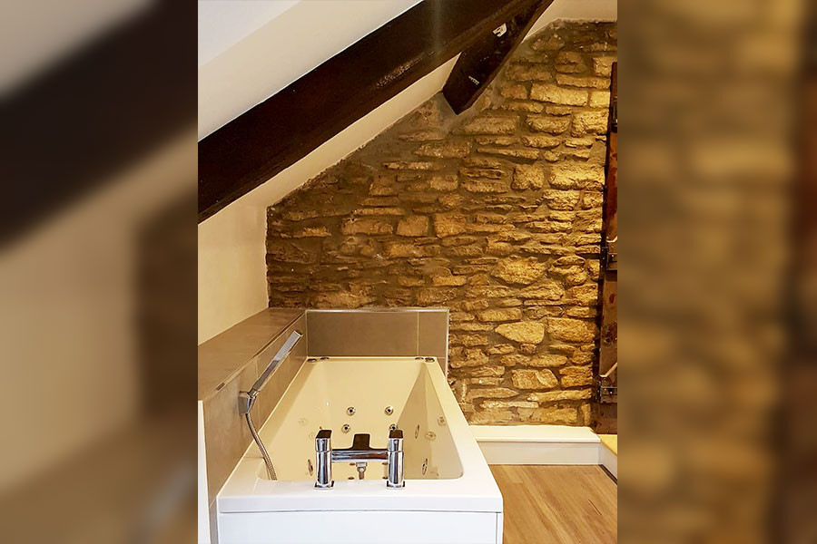 Источник вдохновения для домашнего уюта: ванная комната среднего размера в современном стиле с гидромассажной ванной, серой плиткой, полом из винила, серым полом и душем с распашными дверями
