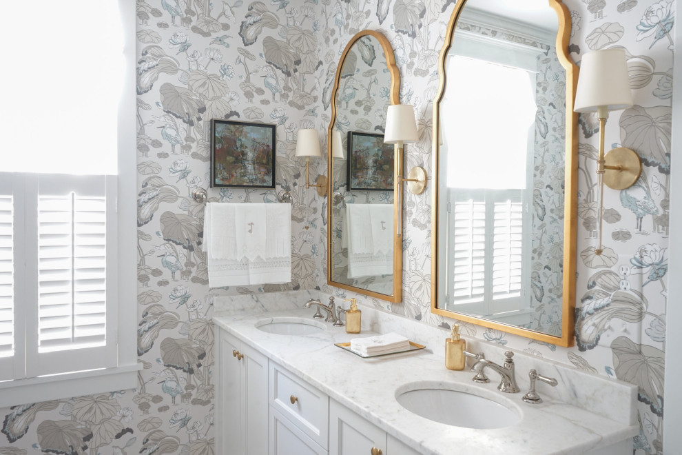 Immagine di una stanza da bagno chic con ante con riquadro incassato, ante bianche, pareti multicolore, lavabo sottopiano, top bianco e due lavabi