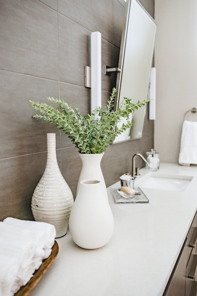 Idéer för mellanstora vintage en-suite badrum, med släta luckor, grå skåp, brun kakel, stenkakel, grå väggar, travertin golv och ett undermonterad handfat
